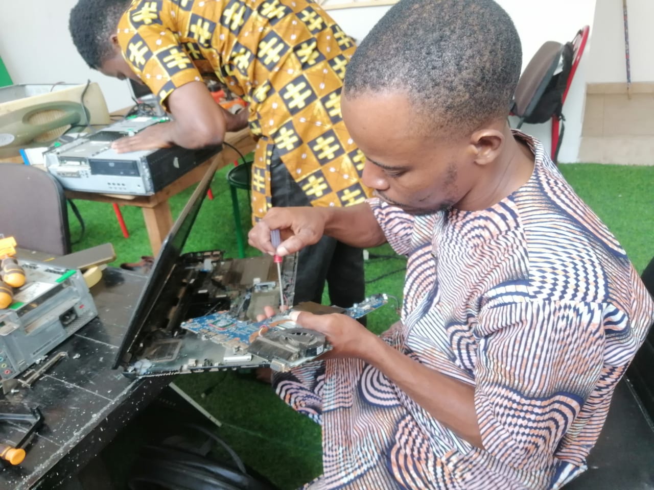 Technicien SAV+ réparant la carte mère d'un ordinateur portable