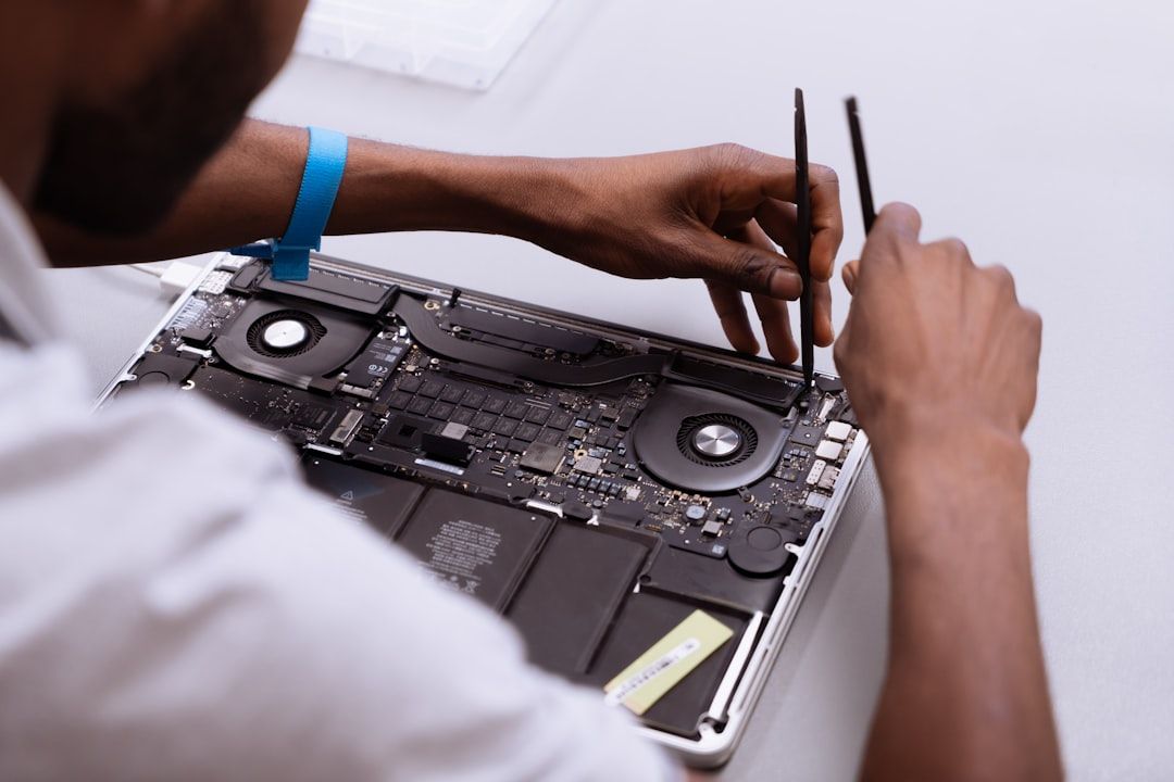 Technicien effectuant un diagnostic de précision sur une carte mère